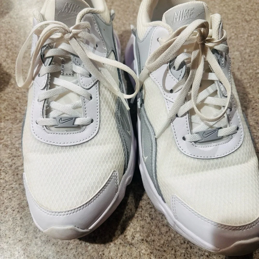 Nike Ryz Women's white and grey gym running shoes 10